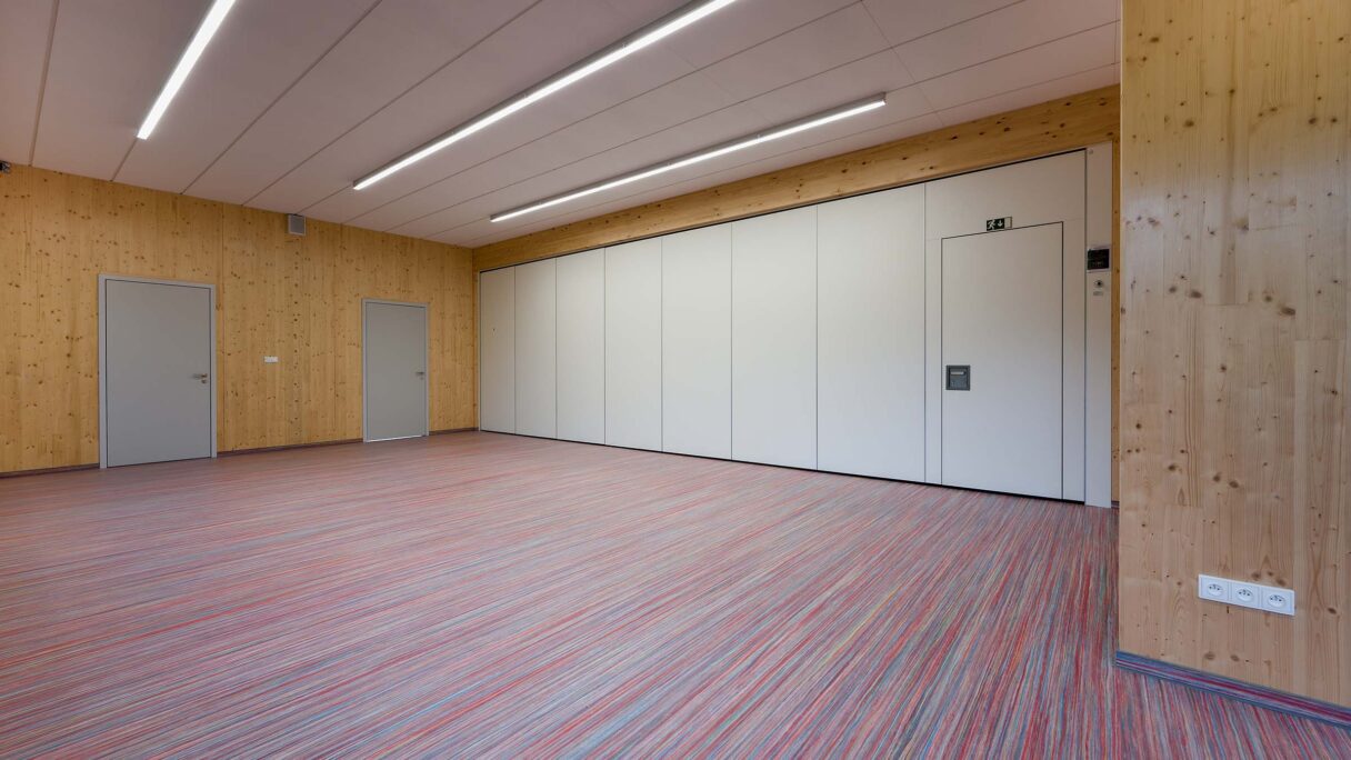 Elektrisch bedienbare paneelwand voor Zakladni skola in Slatinany