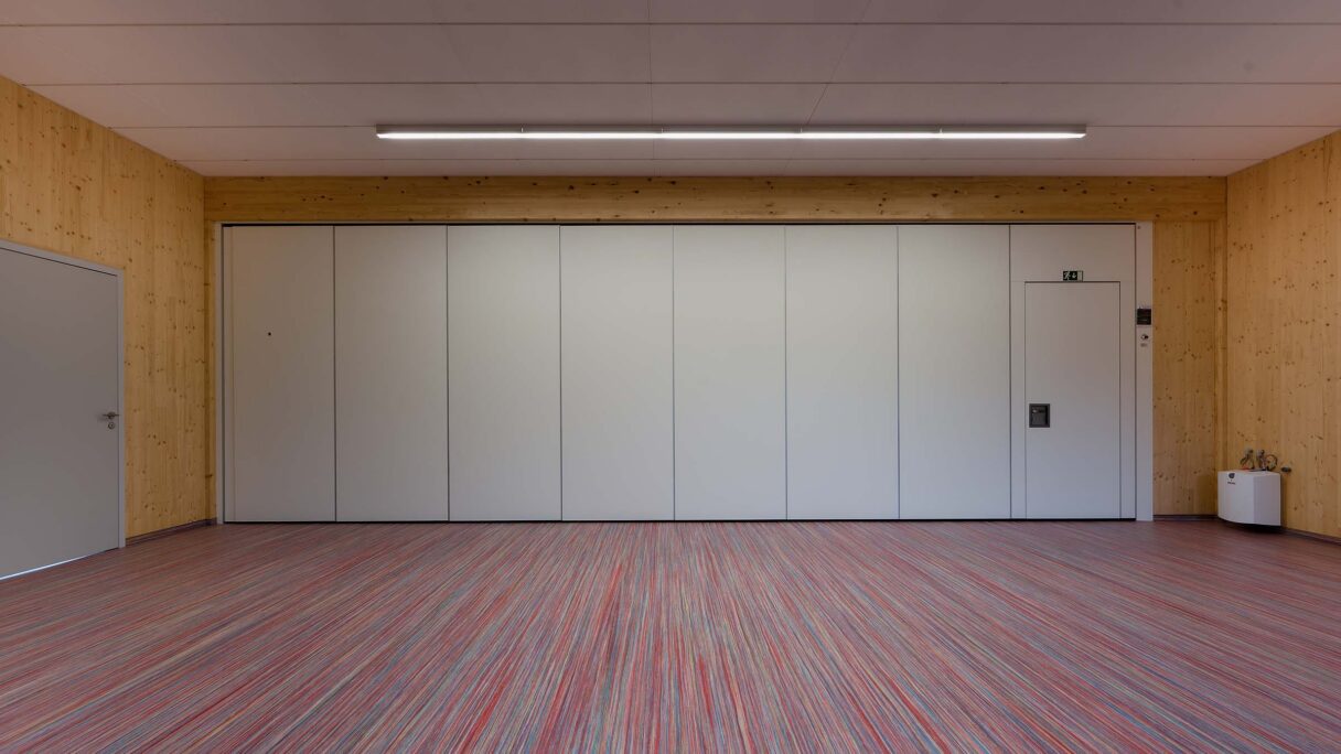 Elektrisch bedienbare paneelwand voor Zakladni skola in Slatinany