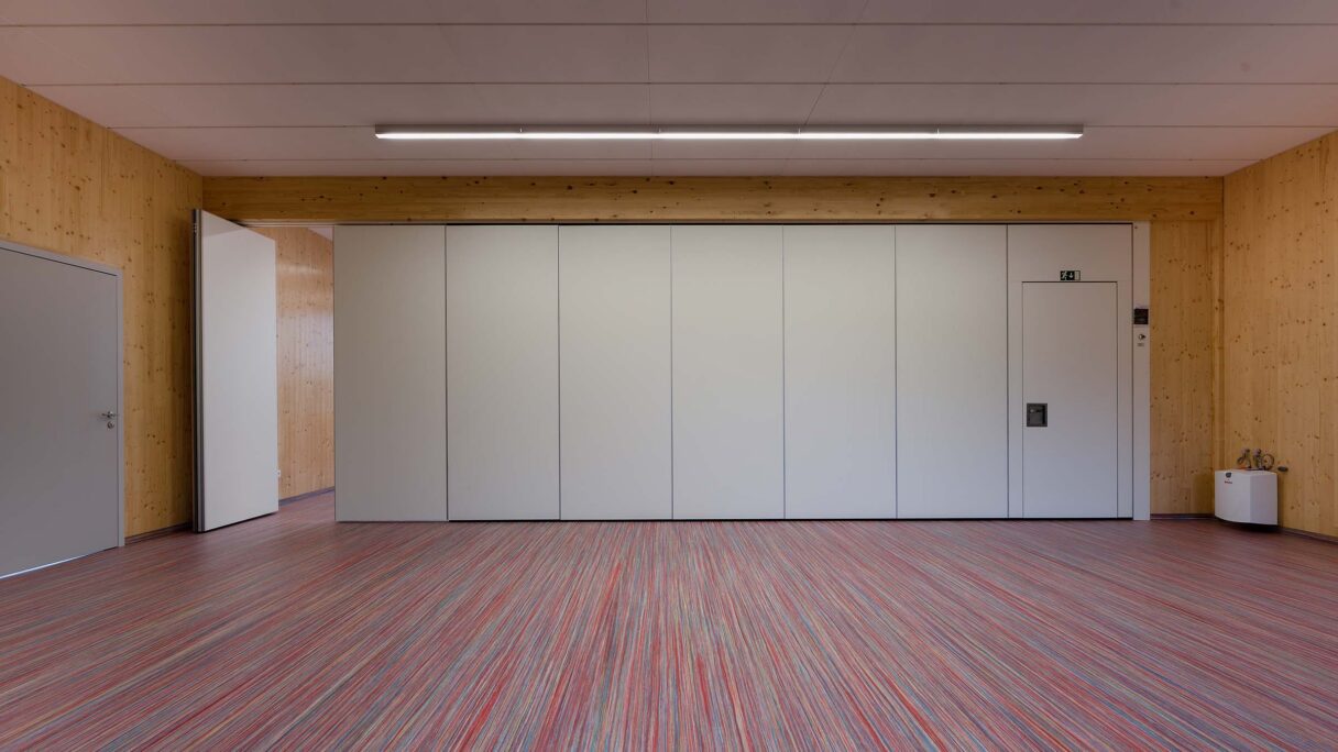 Elektrisch bedienbare paneelwand voor Zakladni skola in Slatinany