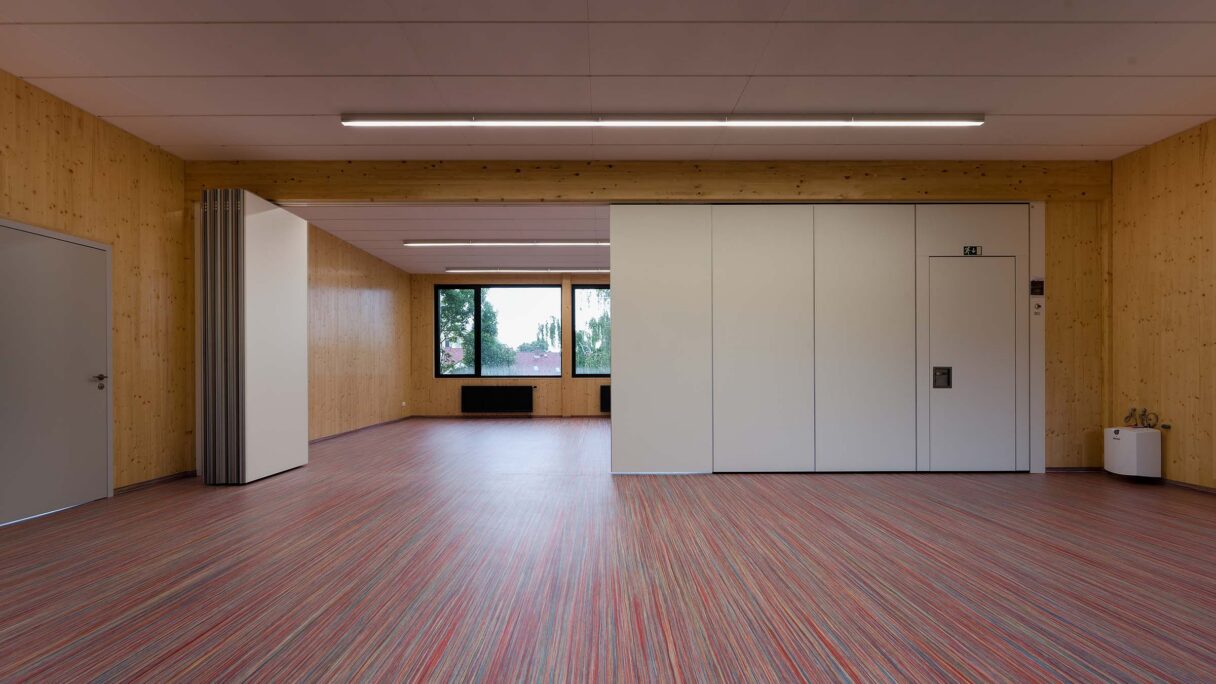 Elektrisch bedienbare paneelwand voor Zakladni skola in Slatinany