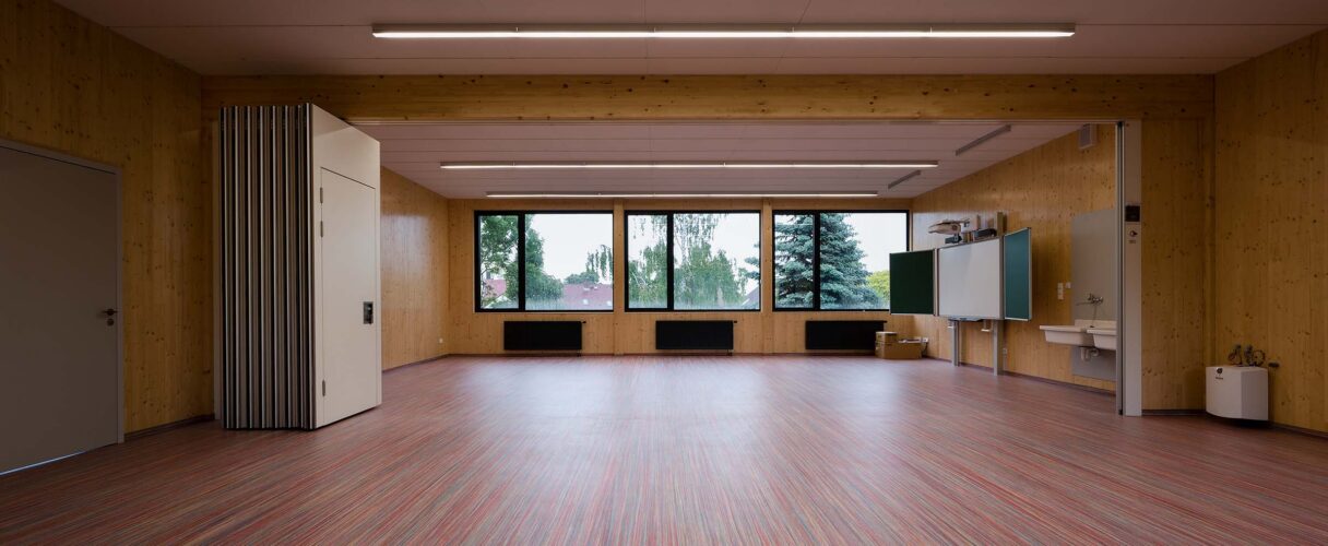 Elektrisch bedienbare paneelwand voor Zakladni skola in Slatinany