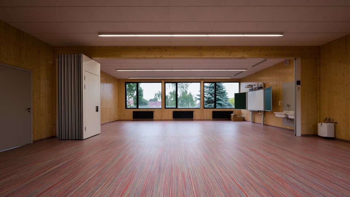 Elektrisch bedienbare paneelwand voor Zakladni skola in Slatinany