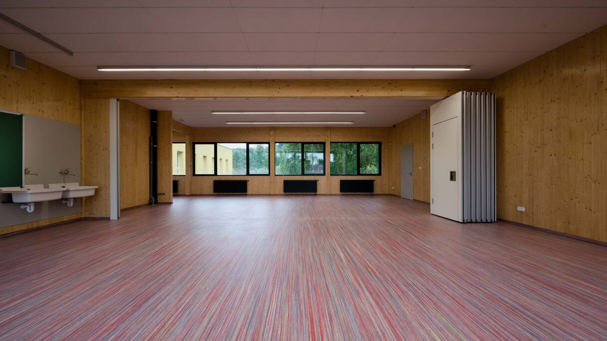 Elektrisch bedienbare paneelwand voor Zakladni skola in Slatinany